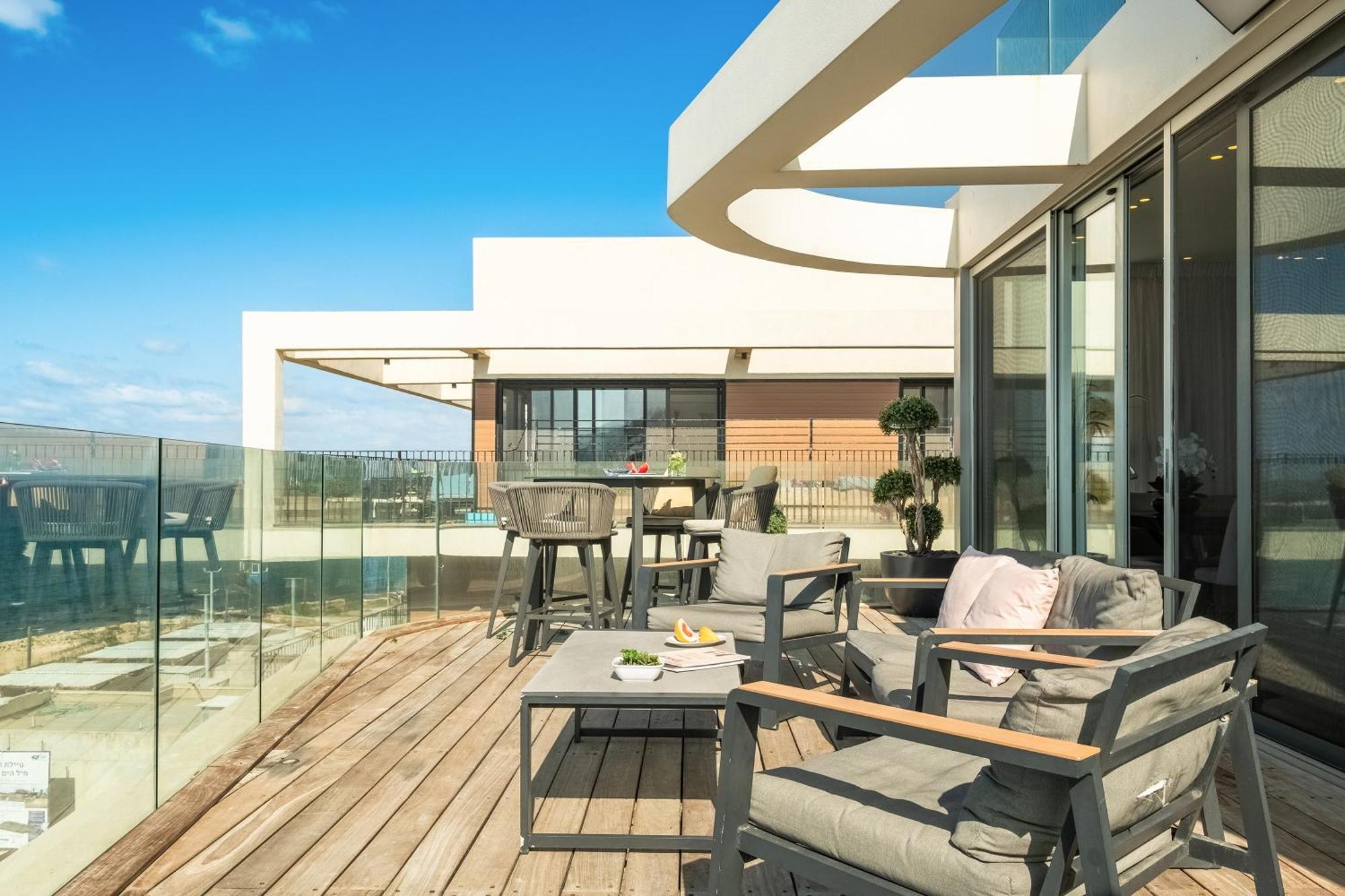 Penthouse 3Br + Roof Top + Parking - On The Beach Haifa Exterior photo