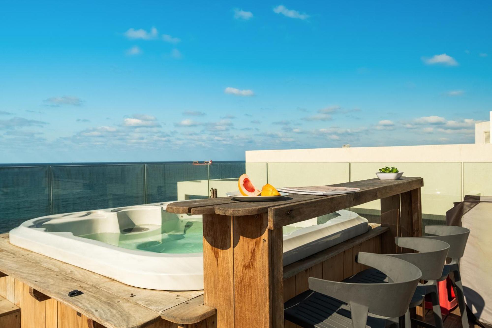 Penthouse 3Br + Roof Top + Parking - On The Beach Haifa Exterior photo